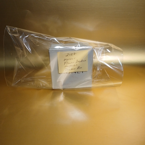 Monet flower basket magnetic trinket box - Picture 6 of 6